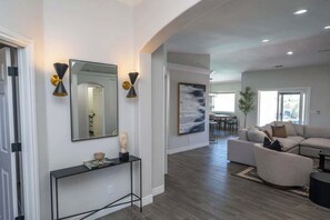 テレビ、暖炉、書庫、書斎 / ワークスペース