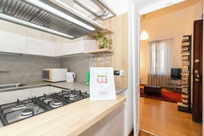 Apartamento Confort | Cocina privada | Frigorífico grande, microondas, horno y placa de cocina