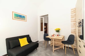 Appartement de base | Aire de séjour | Téléviseur de 35 po avec télévision numérique