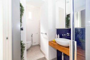 Comfort Apartment | Bathroom | Shower, hair dryer, bidet, towels - Moretta Apartments by Wonderful Italy (Turin)