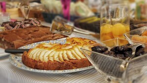 بوفيه فطور مجانًا يوميًا