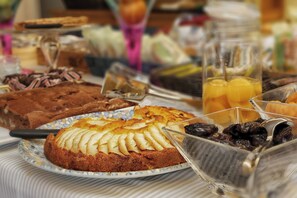 朝食 (ビュッフェ)、毎日提供 (無料)