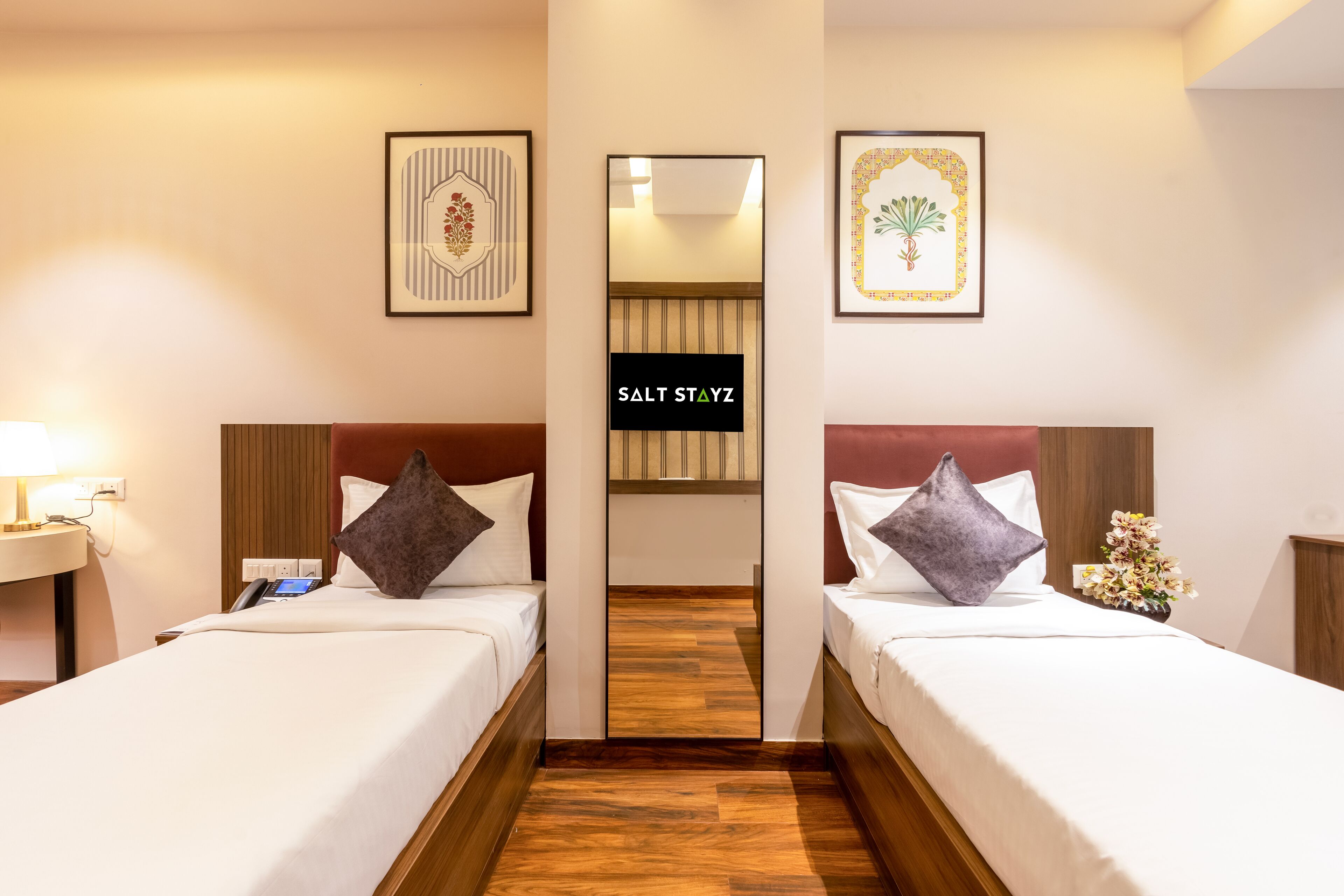 أغطية فراش متميزة وخزنة داخل الغرفة ومكتب ومساحة عمل للكمبيوتر المحمول