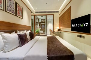 Luxury Suite with Private Balcony and Kitchennate | Premium bedding, in-room safe, desk, laptop workspace
