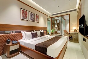 Quarto superluxo | Roupas de cama premium, cofres nos quartos, escrivaninha
