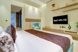 Premium bedding, in-room safe, desk, laptop workspace