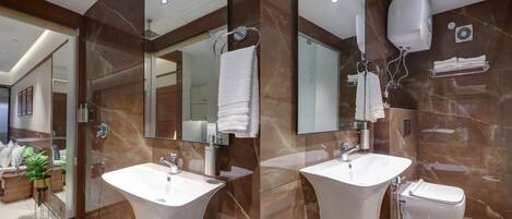 Un baño moderno con dos lavabos, un espejo grande y una ducha.