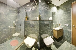 Douche, articles de toilette gratuits, sèche-cheveux, chaussons