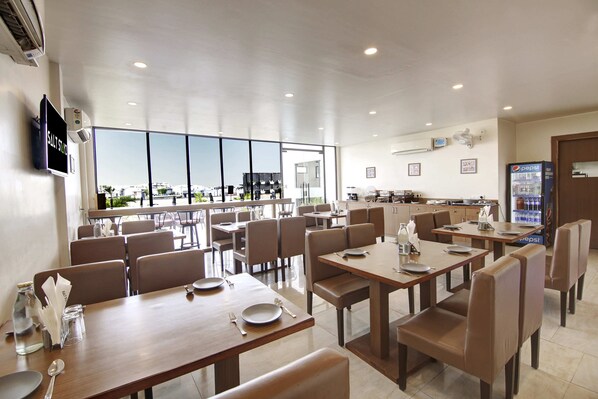 Restaurant - Saltstayz Select – Unitech Cyber Park (Gurugram)