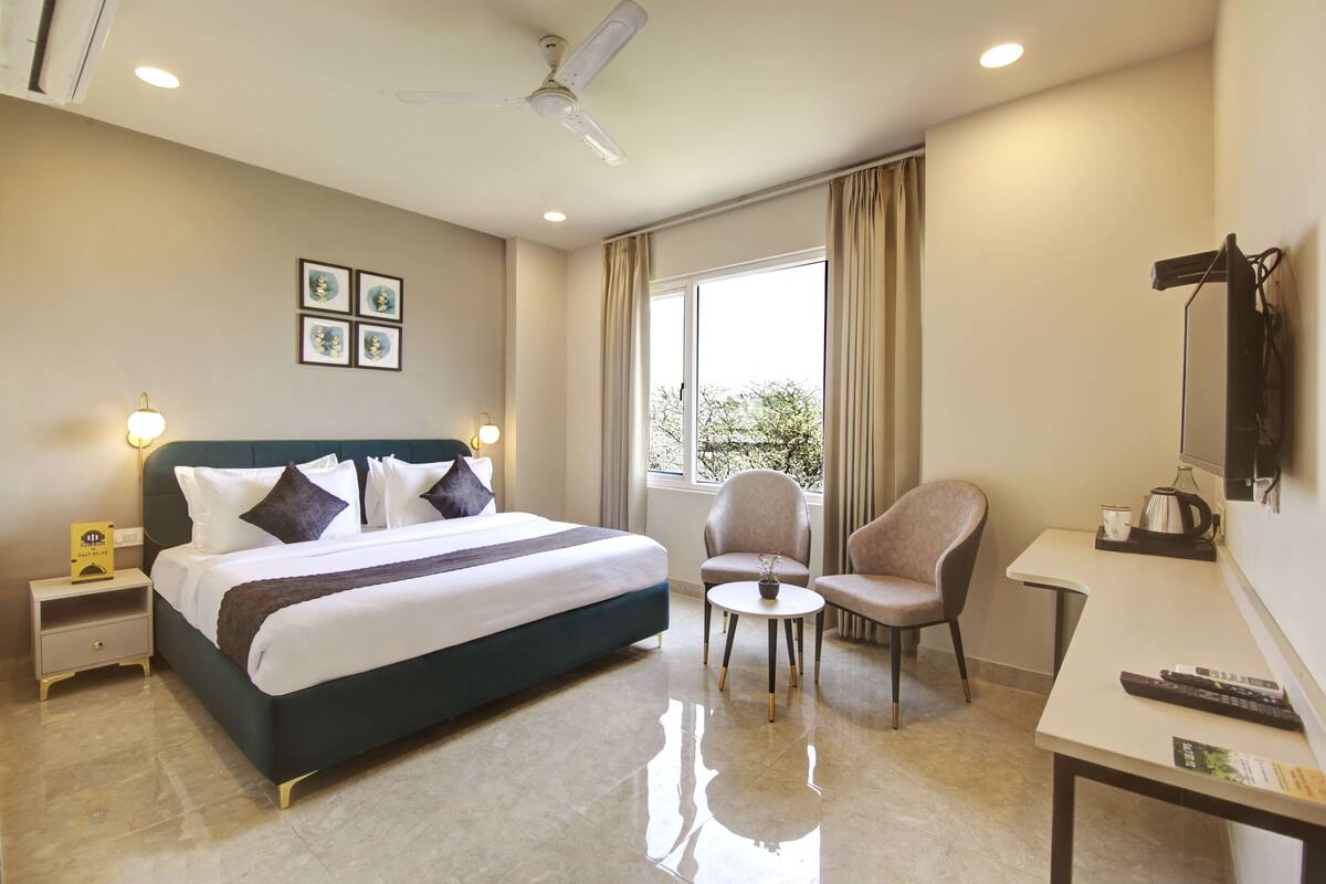 Family Room | 1 bedroom, hypo-allergenic bedding, in-room safe, desk