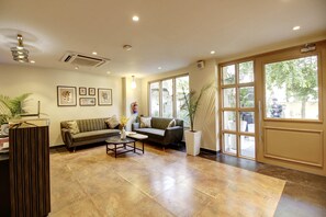 Lobby sitting area - Saltstayz Select - Golf Course Road (Gurugram)