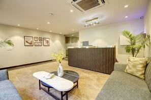 Lobby sitting area - Saltstayz Select - Golf Course Road & Sector 27 (Gurugram)
