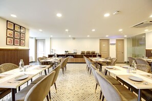 Restaurant - Saltstayz Select - Golf Course Road & Sector 27 (Gurugram)