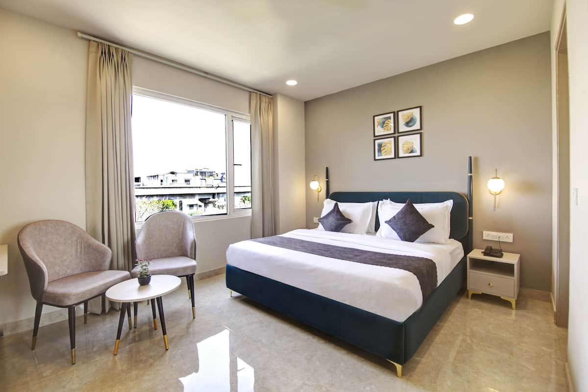 Deluxe Room | 1 bedroom, hypo-allergenic bedding, in-room safe, desk