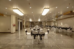 Banquet hall - Saltstayz Premier - Near Golf Course Road & Sector 57 (Gurugram)