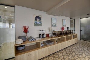 Päivittäinen buffetaamiainen (150 INR per henkilö)
