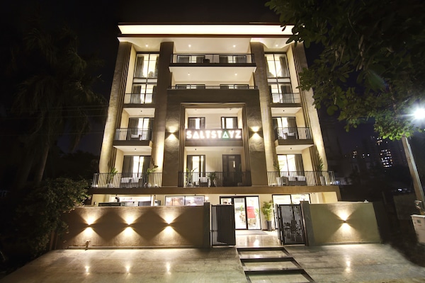 Bagian depan properti - sore/malam