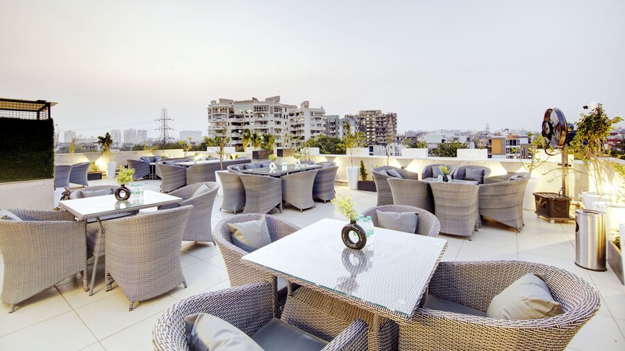 Saltstayz Premier – Galleria Market Road & Sector 27