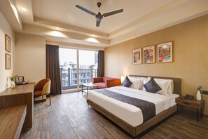 Desk, laptop workspace, soundproofing, iron/ironing board - Saltstayz Premier – Golf Course Road & Sector 42 (Gurugram)