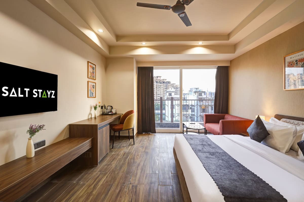 Family Suite with Balcony | Desk, laptop workspace, soundproofing, iron/ironing board