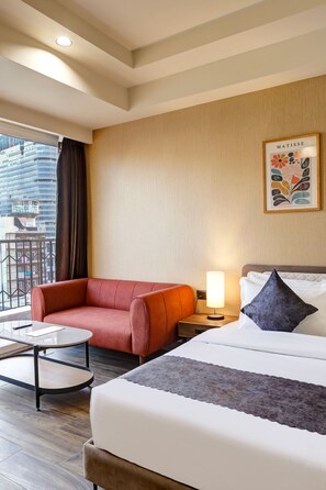 Familierom | Skrivebord, skrivebord for bærbar PC, lydisolert og strykejern/-brett