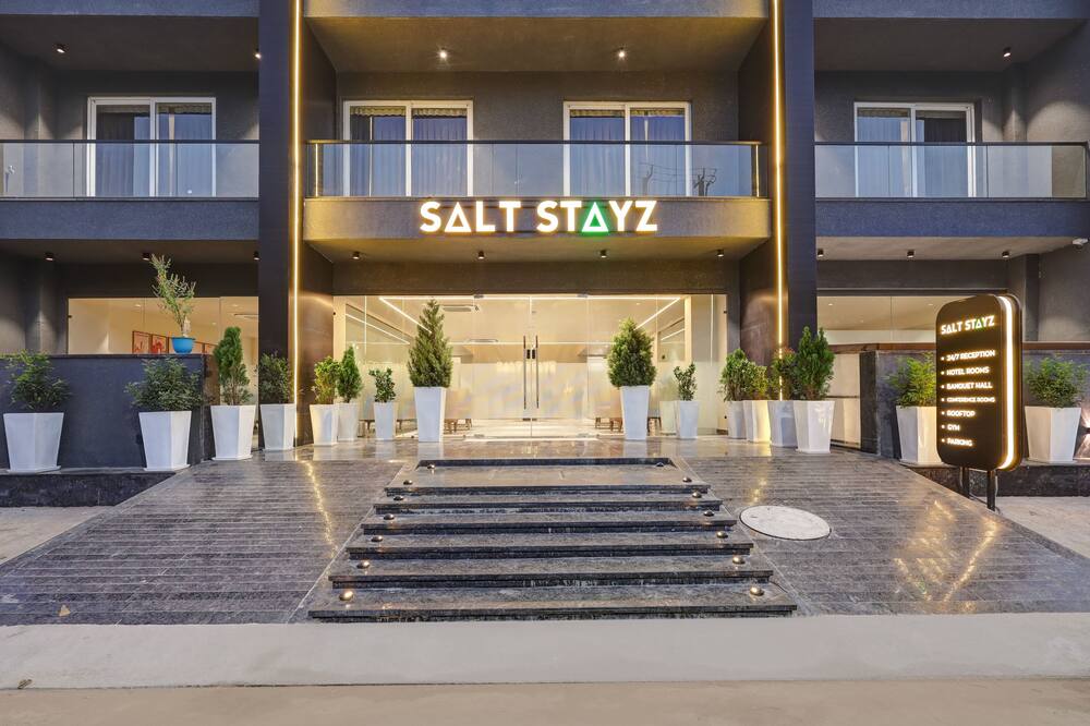 Saltstayz Premier – Golf Course Road & Sector 42