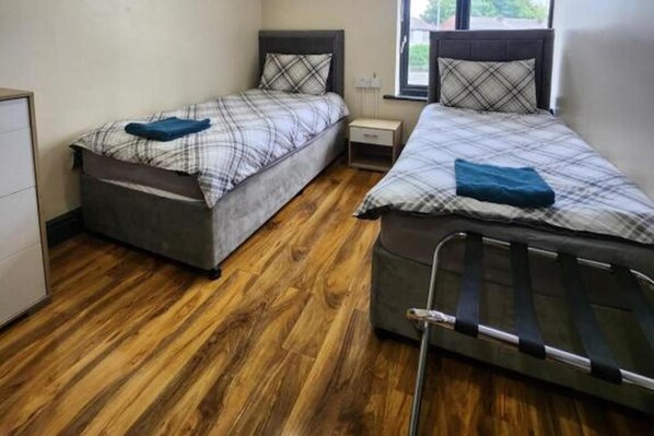 1 habitación, tabla de planchar con plancha, wifi gratis y ropa de cama