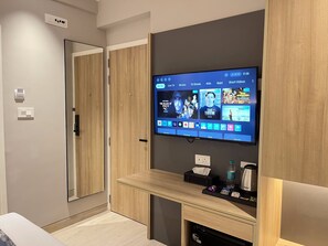 Luxury Room, City View | Television