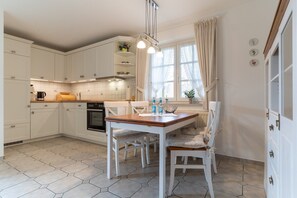 Fridge, microwave, oven, stovetop - Ferienwohnung in St. Peter-Ording (St. Peter-Ording)