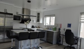 Deluxe House | Private kitchen | Full-size fridge, microwave, oven, stovetop - Dimond Abode Vacation Rental (Oakland)