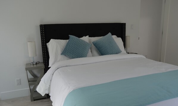 Deluxe House | 2 bedrooms, Egyptian cotton sheets, premium bedding, down comforters - Dimond Abode Vacation Rental (Oakland)
