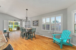 Dining - Margaritaville - 3/2 w/ Private POOL & GOLF CART in The Village of Amelia (The Villages)