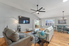 Smart TV - Margaritaville - 3/2 w/ Private POOL & GOLF CART in The Village of Amelia (The Villages)