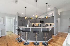 Een koelkast, een microgolfoven, een oven, een kookplaat