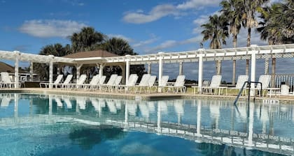 Margaritaville - 3/2 w/ Private POOL & GOLF CART in The Village of Amelia