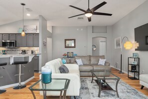 Smart TV - Margaritaville - 3/2 w/ Private POOL & GOLF CART in The Village of Amelia (The Villages)