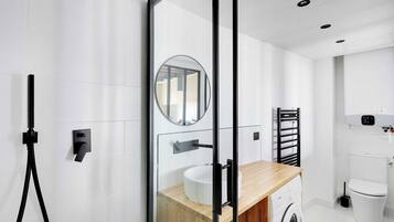 Een douche, een haardroger, handdoeken