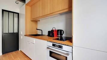 Kühlschrank, Mikrowelle, Ofen, Herdplatte