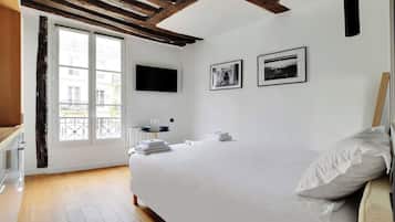 Bureau, fer et planche Ă repasser, Wi-Fi gratuit, draps fournis