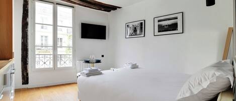 Escritorio, tabla de planchar con plancha, wifi gratis y ropa de cama