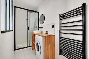 Shower, hair dryer, towels - Charming studio A/C - 2P - Le Marais (Paris)