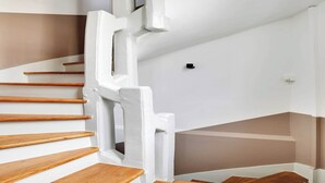 A staircase with wooden steps and white painted walls. - Charming studio A/C - 2P - Le Marais (Paris)