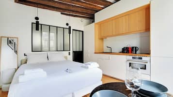 Een strijkplank/strijkijzer, internet, beddengoed