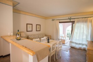 32-inch flat-screen TV with cable channels - Porto Cervo Apartments Wifi And Ac (Arzachena)