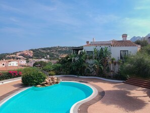 Piscine extérieure en saison