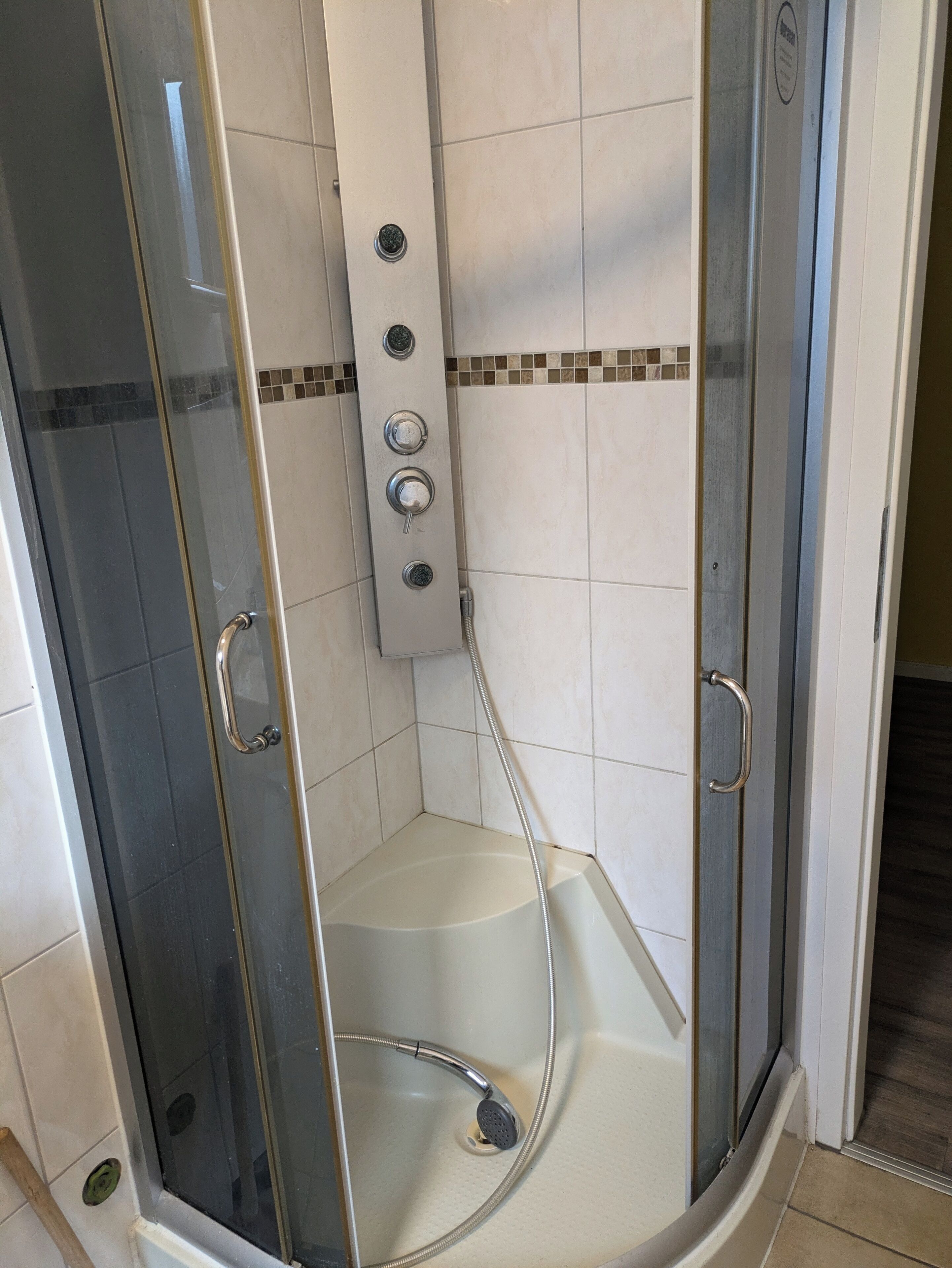 Buồng tắm vòi sen, sàn nhà có sưởi, khăn tắm, giấy vệ sinh 