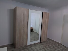 Espacio para trabajar con laptop, wifi gratis y ropa de cama 