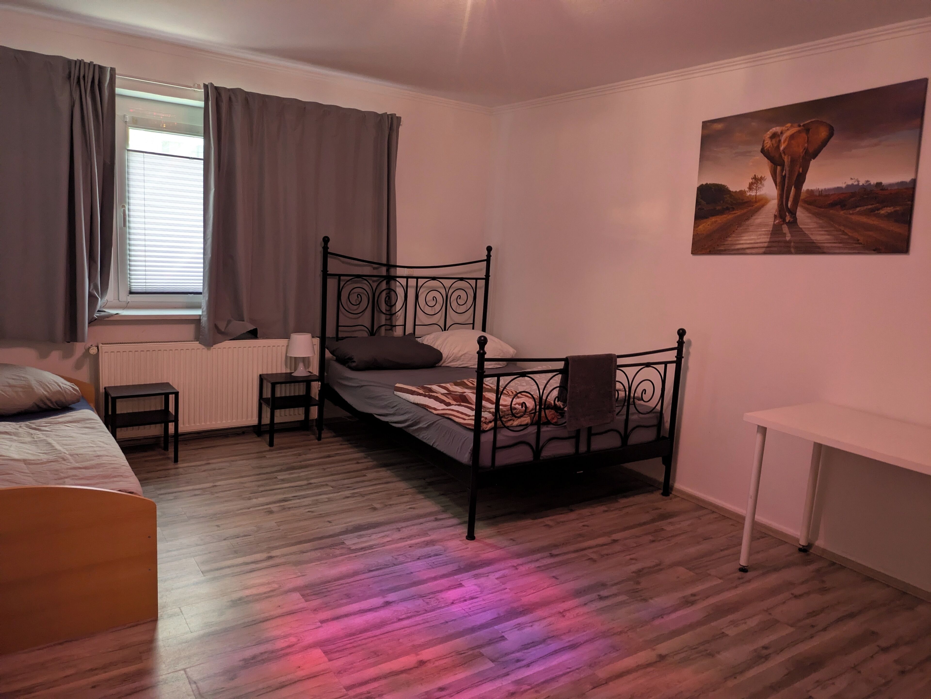 Basic-Zweibettzimmer | Laptopgeeigneter Arbeitsplatz, kostenloses WLAN, Bettwäsche