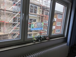 Kahden hengen perushuone (kaksi sänkyä) | Kannettavalle tietokoneelle sopiva työtila, ilmainen Wi-Fi