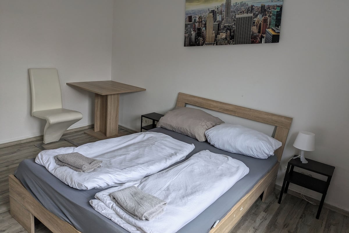 Espacio para trabajar con laptop, wifi gratis y ropa de cama